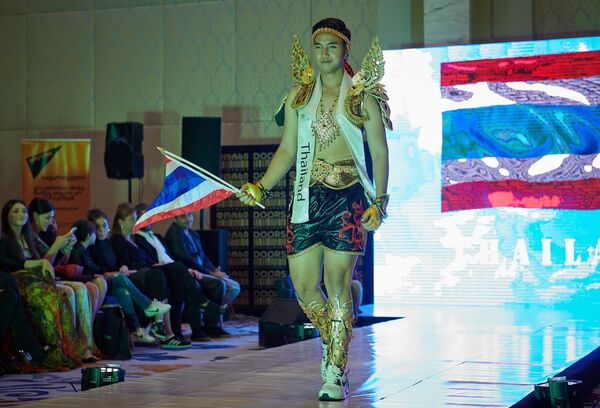 Модель из Таиланда Чалафон Карнватан завоевал титул Mister Planet Talant 2018. Он стал одним из немногих участников конкурса, кто во время шоу талантов смог красиво исполнить песню, чем и покорил зрителей - Sputnik Грузия