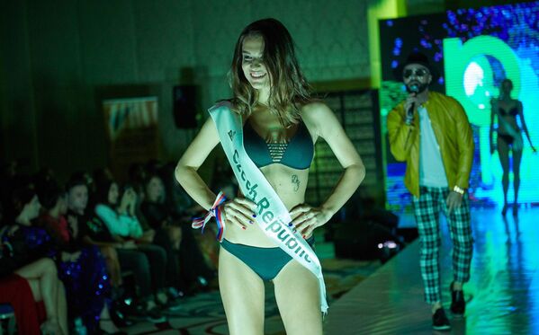 Всем участницам и участникам конкурса Miss & Mister Planet 2018 достались памятные призы. На фото представительница Чехии во время выхода на подиум в купальных костюмах - Sputnik Грузия