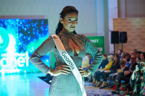 Участница Miss & Mister Planet 2018 из Грузии Нино Гвелесиани - она является обладателем титула Miss Planet Georgia – 2018. Перед зрителями во время показов модель появлялась в нескольких платьях с большим вырезом на груди - Sputnik Грузия