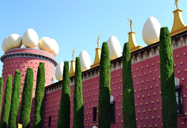 Башня-музей Торре Галатея находится в испанском городе Фигерасе. Конструкция у здания прозрачная решетчатая в виде геодезического купола, ставшая символом города и театра. По периметру всего здания расположены огромные яйца, которые установил Сальвадор Дали, а архитектором является Эмилио Перес Пиньеро. Сальвадор считал яйца символом жизни - Sputnik Грузия
