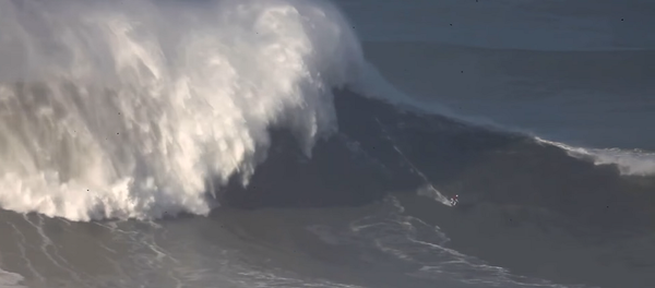 Женщина покорила 20-метровую волну, установив мировой рекорд – захватывающее видео - Sputnik Грузия