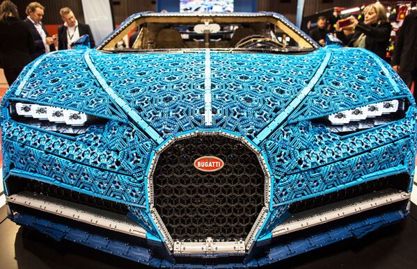 Посетителей парижского автосалона удивила компания LEGO, которая представила полноразмерную копию автомобиля Bugatti Chiron. На ее создание ушло более миллиона деталей конструктора - Sputnik Грузия