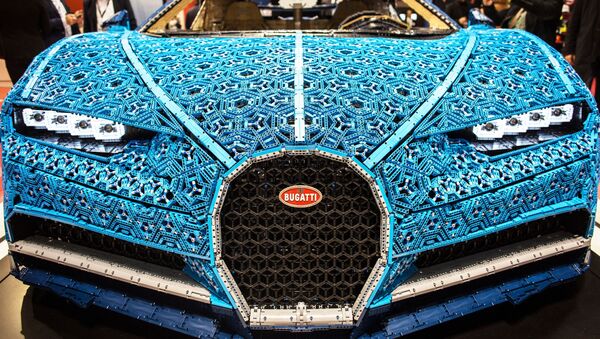 პარიზის ავტოსალონის სტუმრები გააკვირვა კომპანიამ LEGO, რომელმაც Bugatti Chiron-ის ზუსტი ასლი წარმოადგინა. მის შექმნაზე კონსტრუქტორის მილიონზე მეტი დეტალი გახდა საჭირო - Sputnik საქართველო