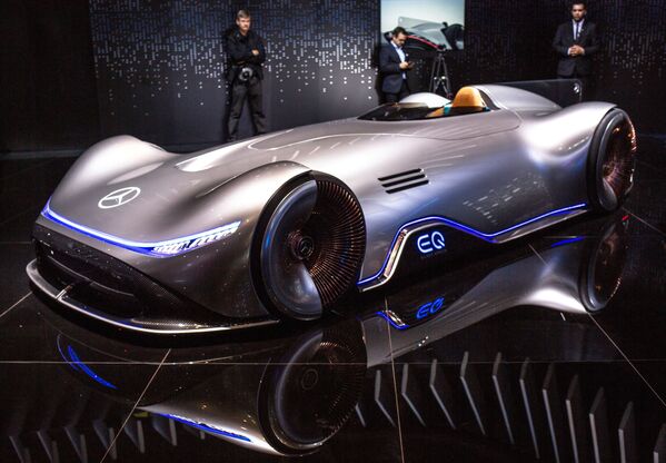 Дизайнеры Mercedes выбрали для электрического концепт-кара Vision EQ Silver Arrow стиль ретро - Sputnik Грузия