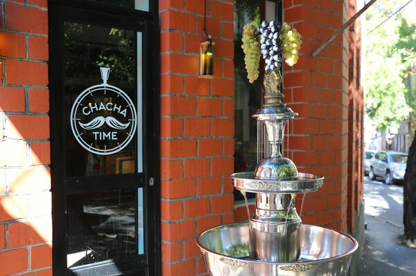 Будет литься рекой: в честь Тбилисоба в столице заработает фонтан с чачей - Sputnik Грузия