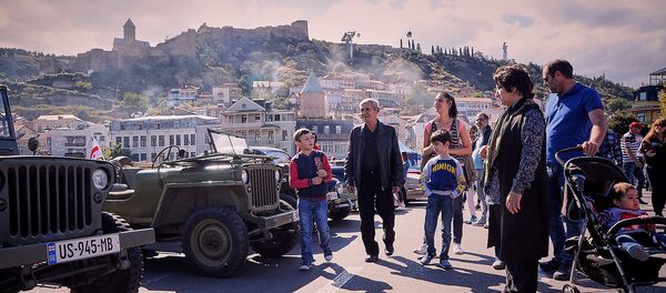 Столица Грузии во время празднования Тбилисоба - выставка машин на Метехском мосту Столица Грузии во время празднования Тбилисоба - выставка машин на Метехском мосту - Sputnik Грузия