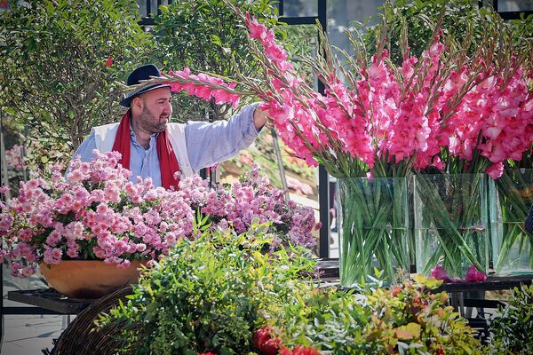 Многим цветочный праздник обязан владельцу сада Гардения Зурабу Шеварднадзе. Много лет он разводит у себя различные растения. Не обошелся без его участия и Тбилисоба 2018 - Sputnik Грузия