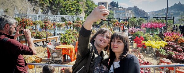 Столица Грузии во время празднования Тбилисоба - выставка цветов в парке Рике - Sputnik Грузия