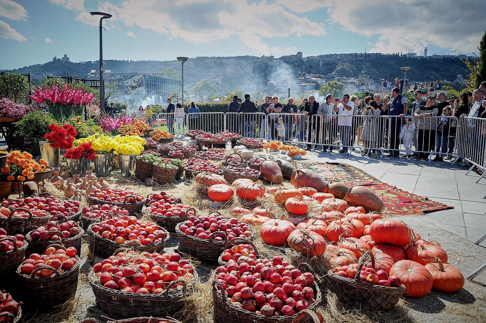 Столица Грузии во время празднования Тбилисоба - выставка цветов в парке Рике - Sputnik Грузия, 1920, 17.09.2025
