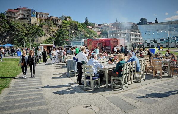 Попробовать грузинские блюда можно тут же, расположившись за столиками в уличных кафе - Sputnik Грузия