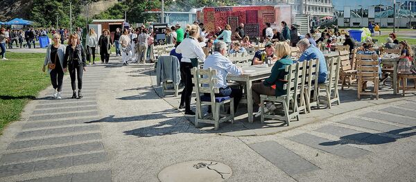 Кафе под открытым небом в парке Рике - Sputnik Грузия