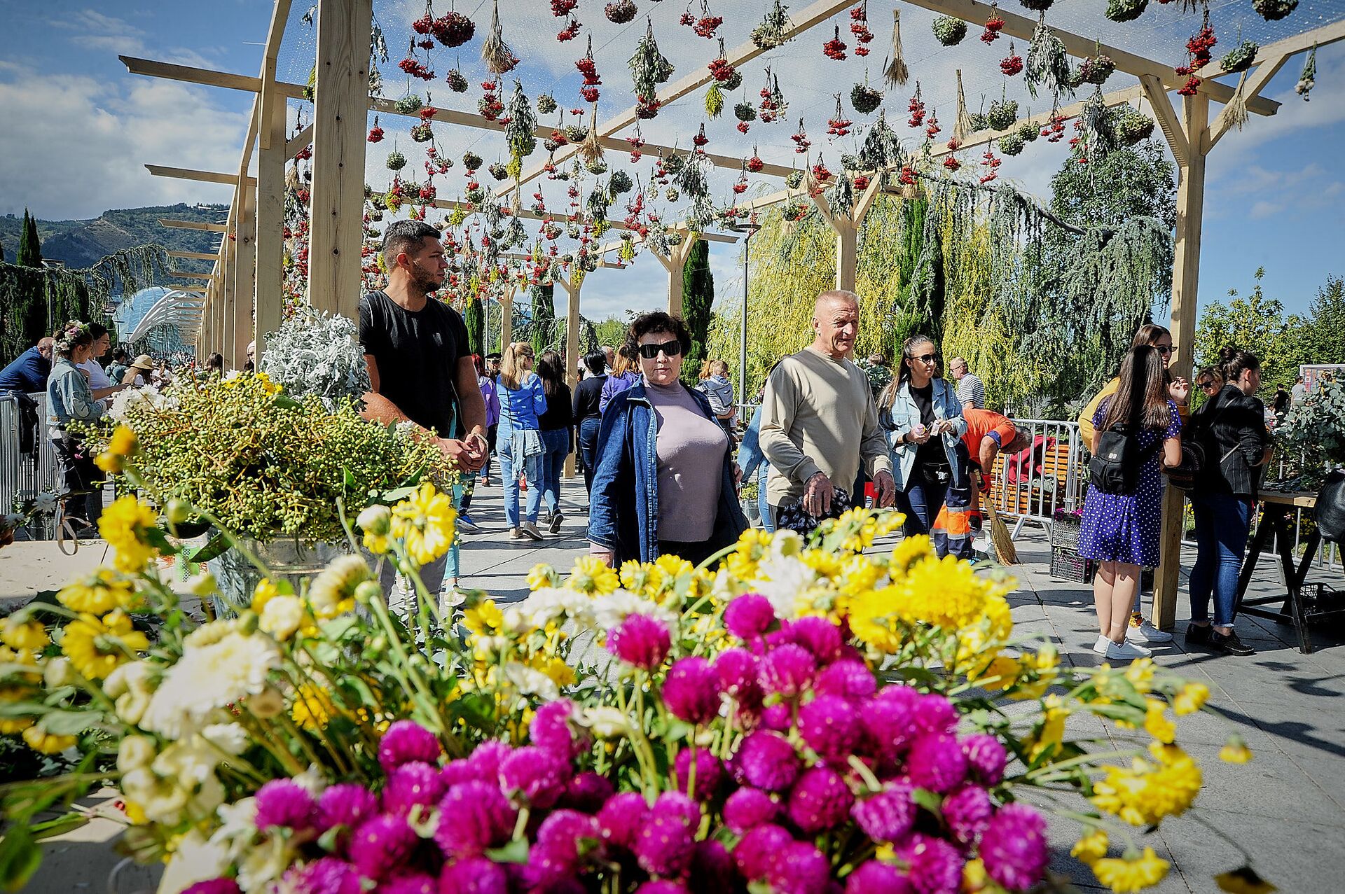 Столица Грузии во время празднования Тбилисоба - празднично украшенный парк Рике - Sputnik Грузия, 1920, 01.09.2022