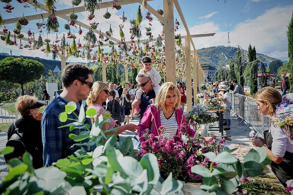 Празднично украшенный центр города сразу создает радостное настроение у жителей и гостей Тбилиси - Sputnik Грузия