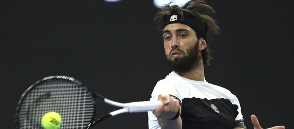 Грузинский теннисист Николоз Басилашвили с кубком в руках после победы на China Open - Sputnik Грузия