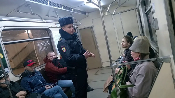 Женщина вызвала полицию в вагон метро из-за девушки с музыкой в наушниках – забавное видео - Sputnik Грузия