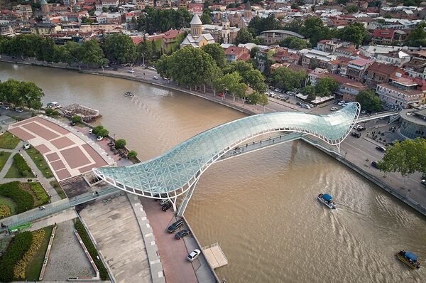 „ატრაქციონი“ ტურისტებისთვის: არქიტექტურული კიჩები და ძველი თბილისის „შეჭმული“ ხიბლი „ატრაქციონი“ ტურისტებისთვის: არქიტექტურული კიჩები და ძველი თბილისის „შეჭმული“ ხიბლი - Sputnik საქართველო