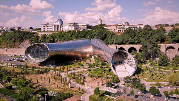Вид на Тбилиси - новый концертный зал и президентский дворец и храм Самеба - Sputnik Грузия