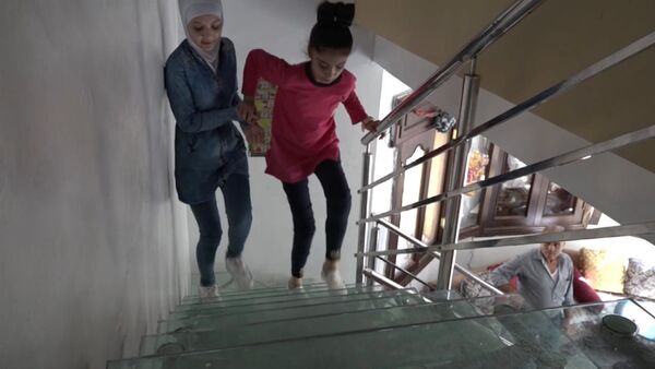 Девочка из Алеппо: потерявшая ноги школьница вернулась к занятиям - Sputnik Грузия