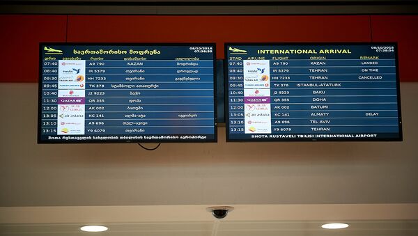 Тбилисский международный аэропорт - терминал прибытия и табло с расписанием рейсов - Sputnik Грузия