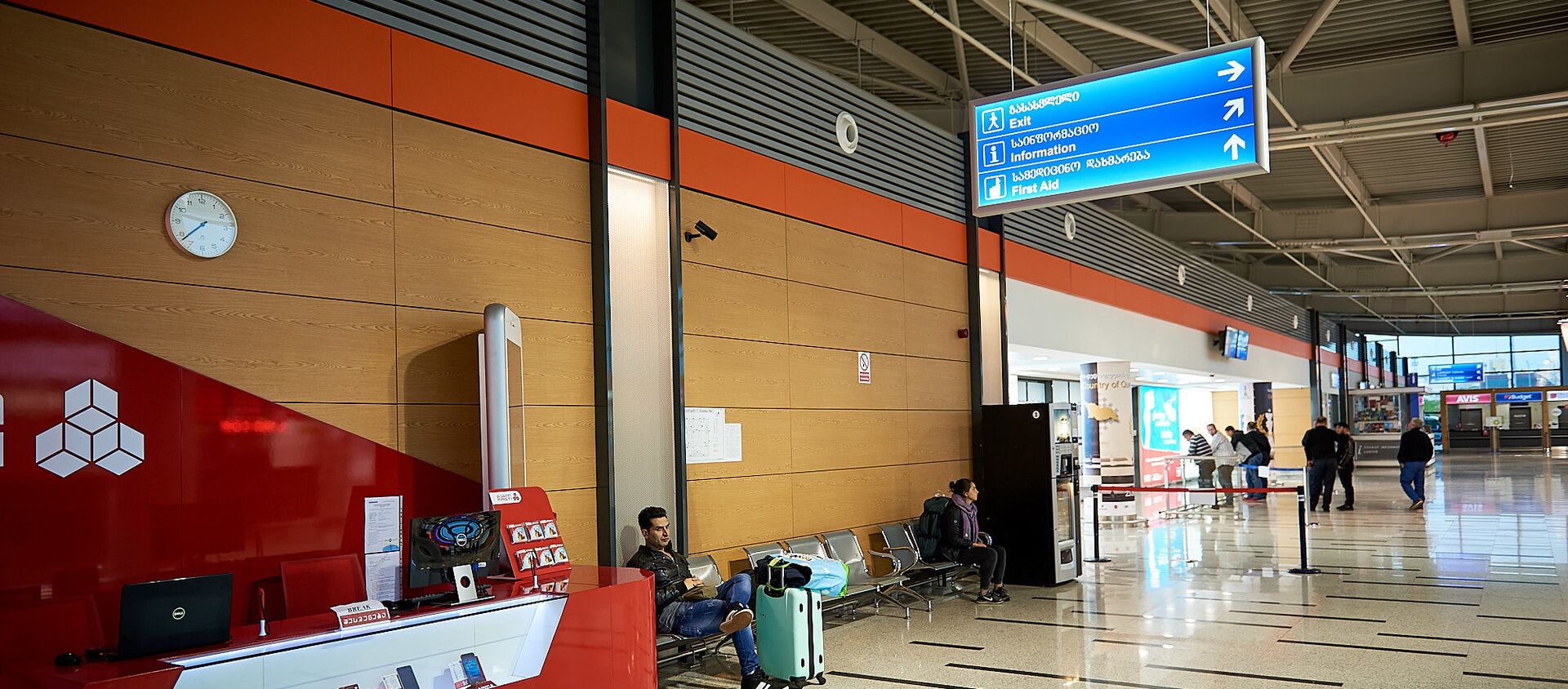 Тбилисский международный аэропорт - терминал прибытия и ожидающие - Sputnik Грузия, 1920, 01.02.2021