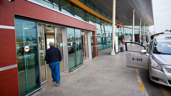 Тбилисский международный аэропорт - терминал прибытия и такси у входа - Sputnik Грузия
