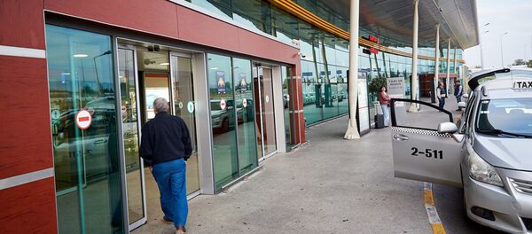 Тбилисский международный аэропорт - терминал прибытия и такси у входа - Sputnik Грузия