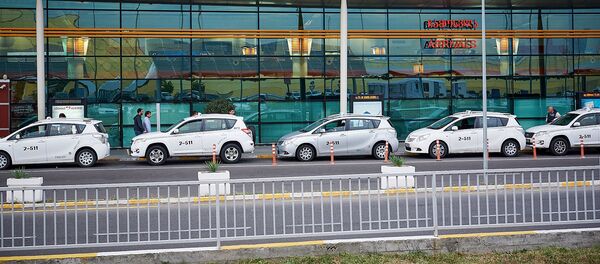 Тбилисский международный аэропорт - терминал прибытия и такси у входа - Sputnik Грузия