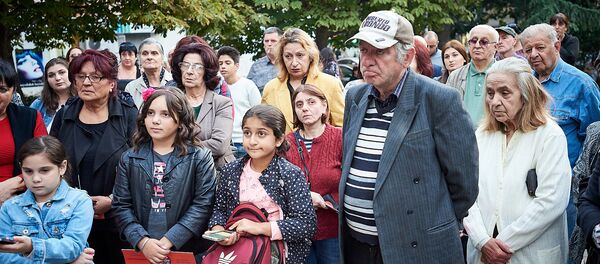 Избиратели в одном из районов столицы на встрече с кандидатами в президенты - Sputnik Грузия