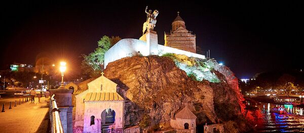Ночной Тбилиси - вид на памятник Вахтангу Горгасали и Метехскую церковь - Sputnik Грузия