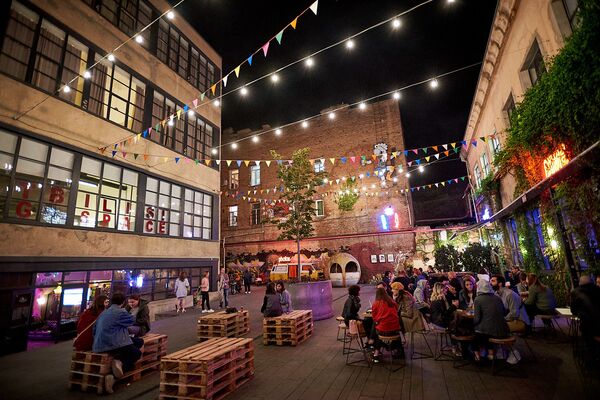 Как отдохнуть в Тбилиси: пойти на своп-вечеринку, ввязаться в мафию и вспомнить 90-е - Sputnik Грузия