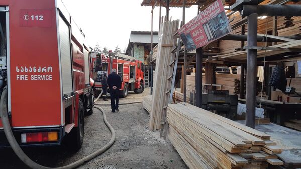 Прежде от нескольких пожаров на территории рынка пострадали объекты, где торговали автозапчастями и строительными материалами - Sputnik Грузия