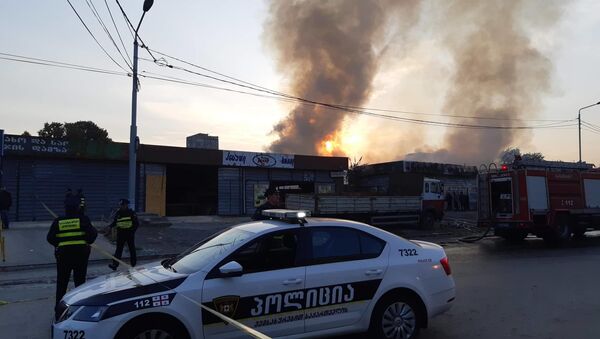 Пожар в деревообрабатывающем цехе на рынке Элиава - Sputnik Грузия