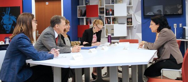 აშშ-ს სახელმწიფო მდივნის თანაშემწის მოადგილე ევროპისა და ევრაზიის საკითხებში ჯორჯ კენტი და სალომე ზურაბიშვილი აშშ-ს სახელმწიფო მდივნის თანაშემწის მოადგილე ევროპისა და ევრაზიის საკითხებში ჯორჯ კენტი და სალომე ზურაბიშვილი - Sputnik საქართველო