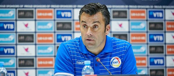 Главный тренер сборной Андорры по футболу Хесус Луис Альварес на послематчевой пресс-конференции - Sputnik Грузия