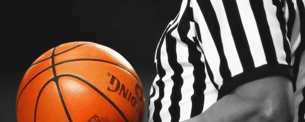 მსაჯი კალათბურთის ბურთით მსაჯი კალათბურთის ბურთით - Sputnik საქართველო