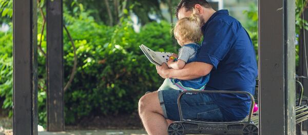 მამაკაცი და ბავშვი წიგნის კითხვისას მამაკაცი და ბავშვი წიგნის კითხვისას - Sputnik საქართველო