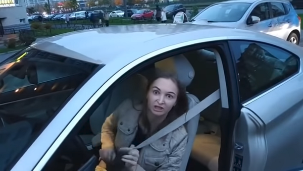 Женщина на BMW устроила сцену на дороге, и теперь ее ненавидит весь Интернет – видео - Sputnik Грузия