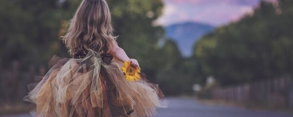 Девочка с подсолнухом в руке - Sputnik Грузия