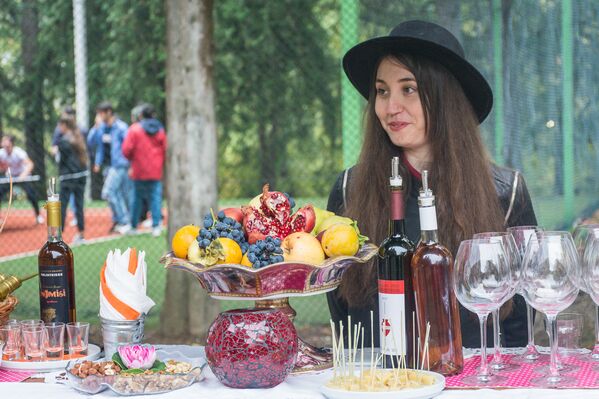 По желанию, гости фестиваля могли продегустировать любое вино - Sputnik Грузия