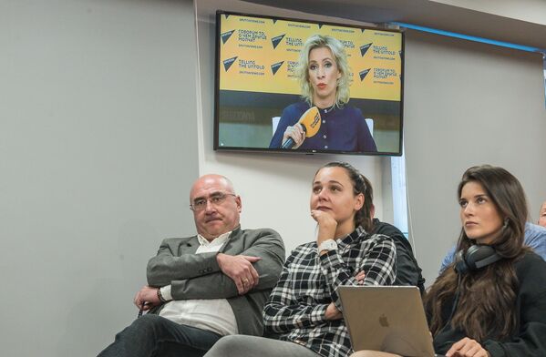 Грузинские журналисты в Мультимедийном пресс-центре Sputnik во время видеомоста с Марией Захаровой - Sputnik Грузия