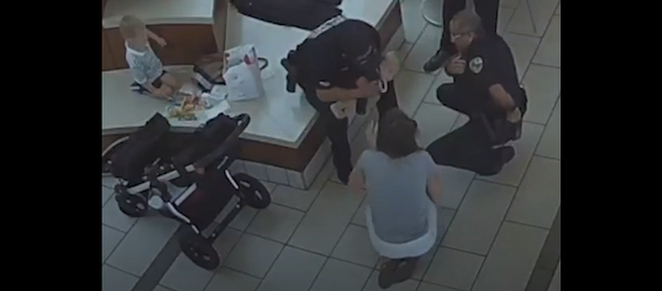 Полицейские спасли годовалую малышку, оказавшуюся на волоске от смерти – видео - Sputnik Грузия