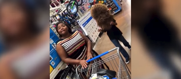 Мальчик решил напугать маму в магазине, но пожалел об этом – видео - Sputnik Грузия