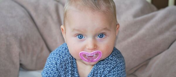 პატარა ბავშვი საწოვარათი პატარა ბავშვი საწოვარათი - Sputnik საქართველო