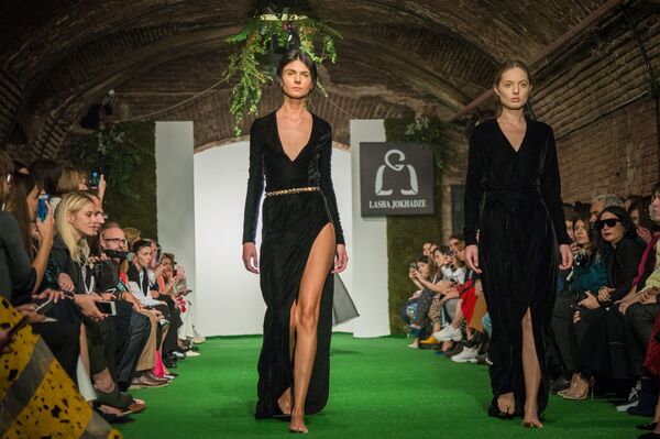 Открытие Тбилисской недели моды собрало множество моделей, дизайнеров, байеров, представителей и просто любителей сферы моды из разных стран мира - Sputnik Грузия