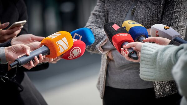 Журналисты телеканалов держат в руках микрофоны - Sputnik Грузия