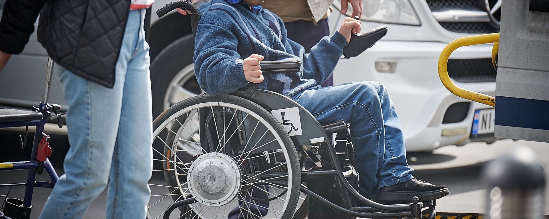 Человек с ОВЗ на инвалидной коляске - Sputnik Грузия, 1920, 06.01.2021