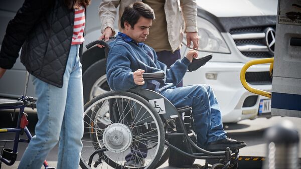 Человек с ОВЗ на инвалидной коляске - Sputnik Грузия