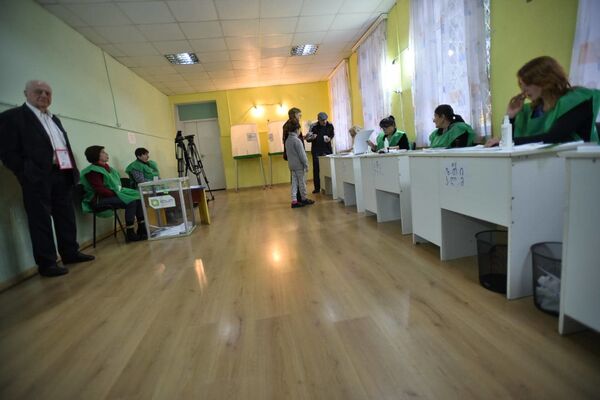 Избирательные участки ровно в 08:00 открыли свои двери для граждан Грузии - Sputnik Грузия