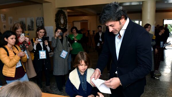 мэр Тбилиси Каха Каладзе проголосовал на одном из избирательных участков - Sputnik Грузия