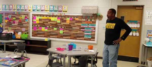 Дети поздравили глухонемого работника школы с днем рождения – трогательное видео - Sputnik Грузия